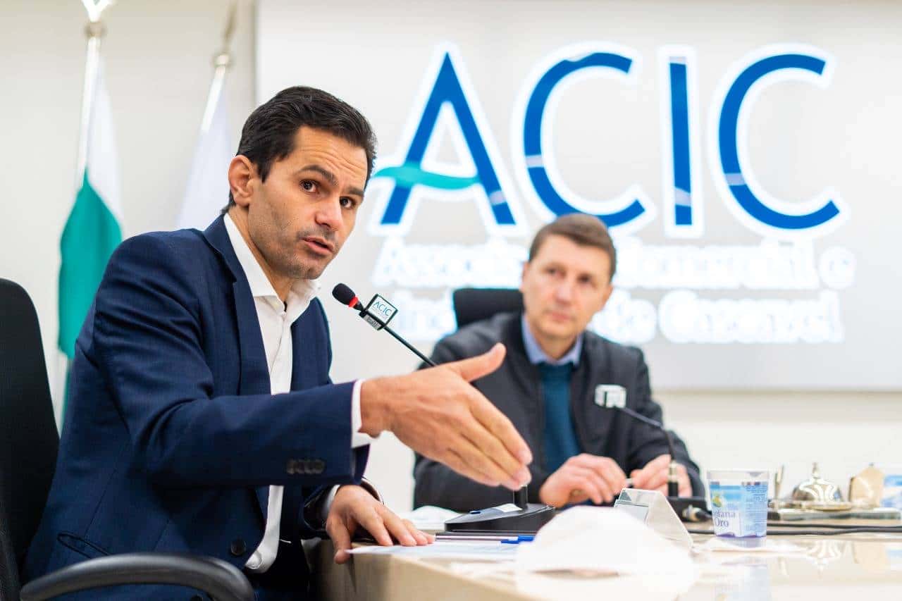 Deputado Márcio Pacheco detalha projetos e destinação de recursos aos empresários da ACIC/Cascavel
