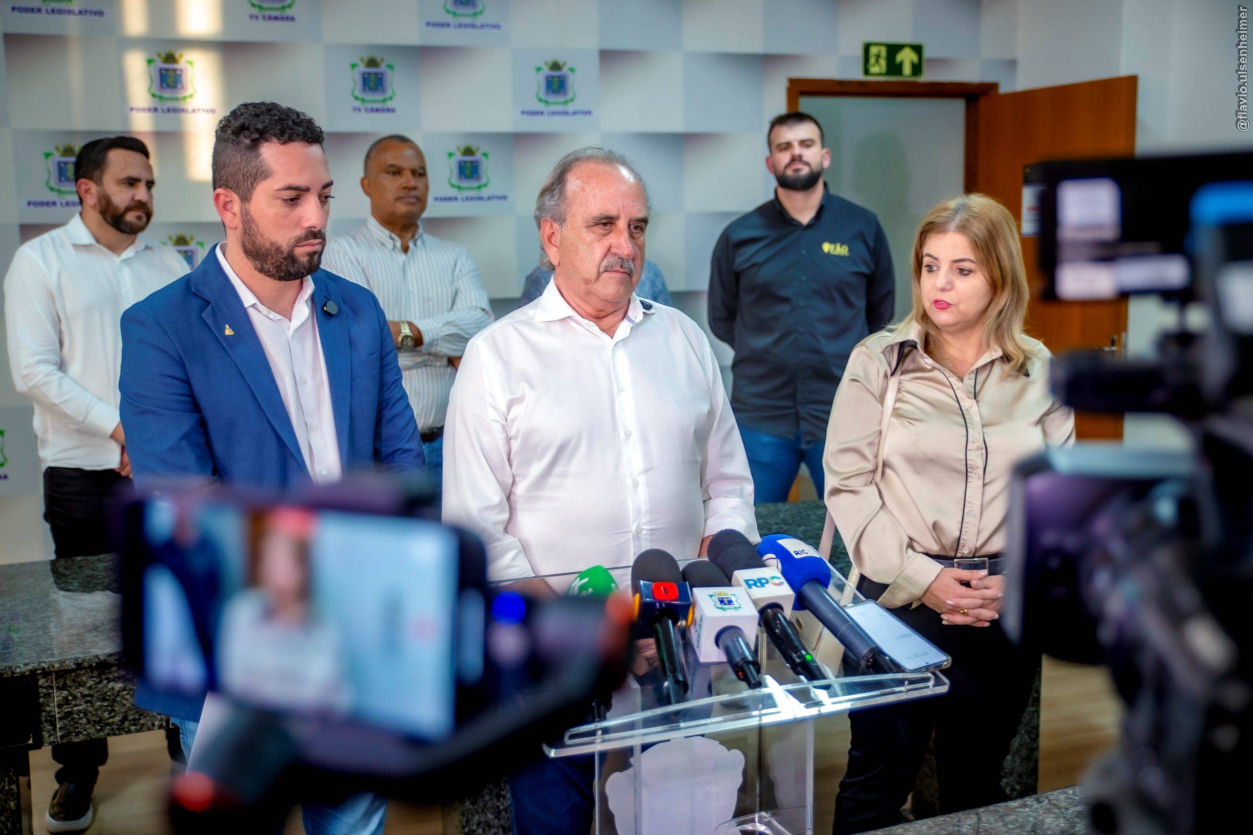 Prefeito Renato Silva protocola pessoalmente na Câmara projeto de lei para proteção de crianças na escola