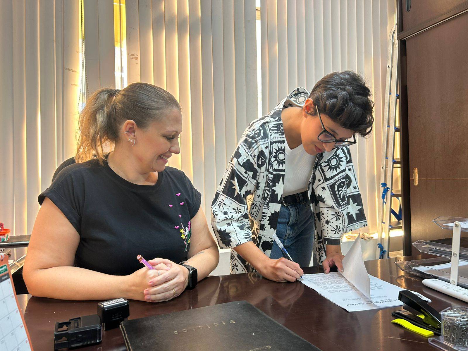 Projeto de Bia Alcantara propõe abono de faltas para mães e cuidadores em empresas contratadas pelo poder público